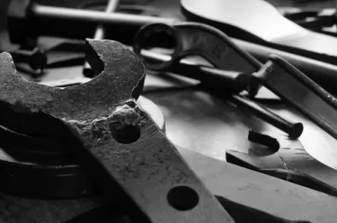 車のタイヤ付近から地面に液漏れしてたら疑う箇所と修理費用